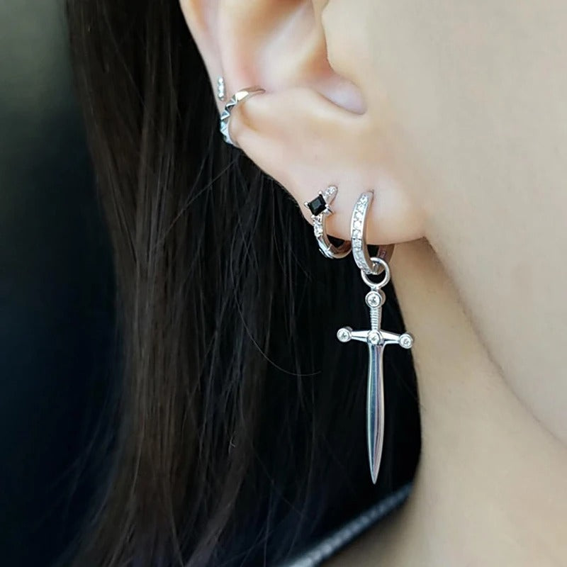 Elegancia audaz de los pendientes Haizea, diseño de espada