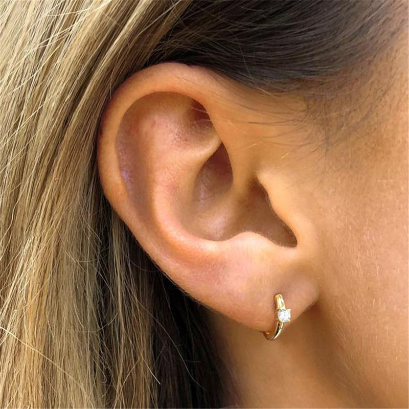Pendientes de aros con circonitas con oro llega para una mujer