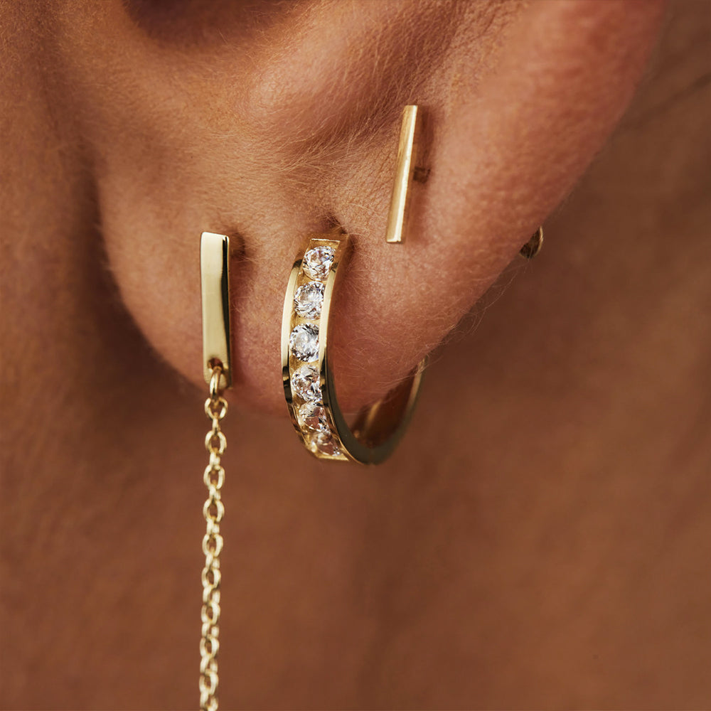 mostra precisa los aros pendientes con circonitas blancas en oro oreja