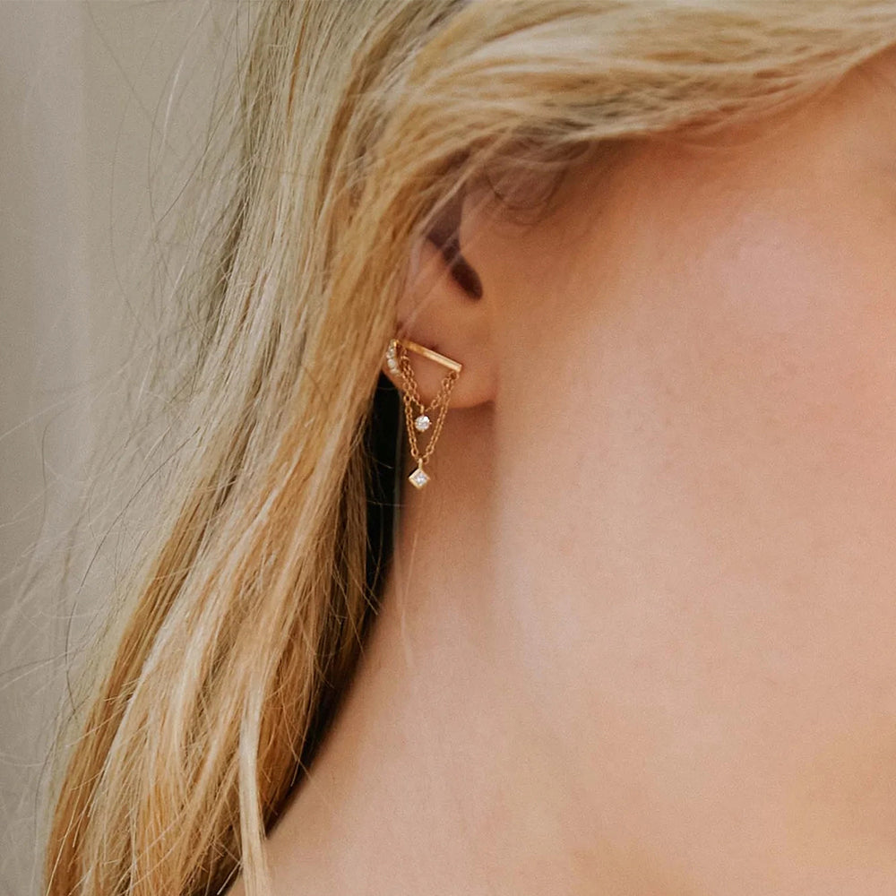 Pendientes largos de diseño único con cadenas de longitud desigual y circonitas