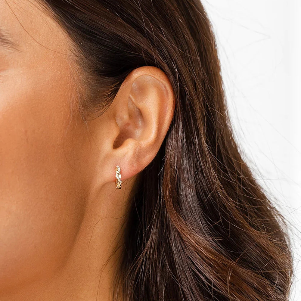 Pendientes de aro de plata de tamaño pequeño, diseño torsado con circonitas brillantes