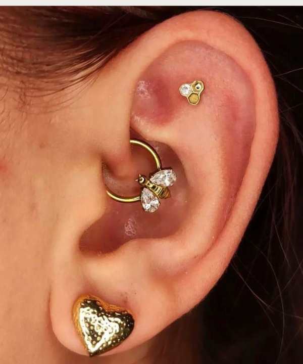 piercing oreja aro con abeja oro