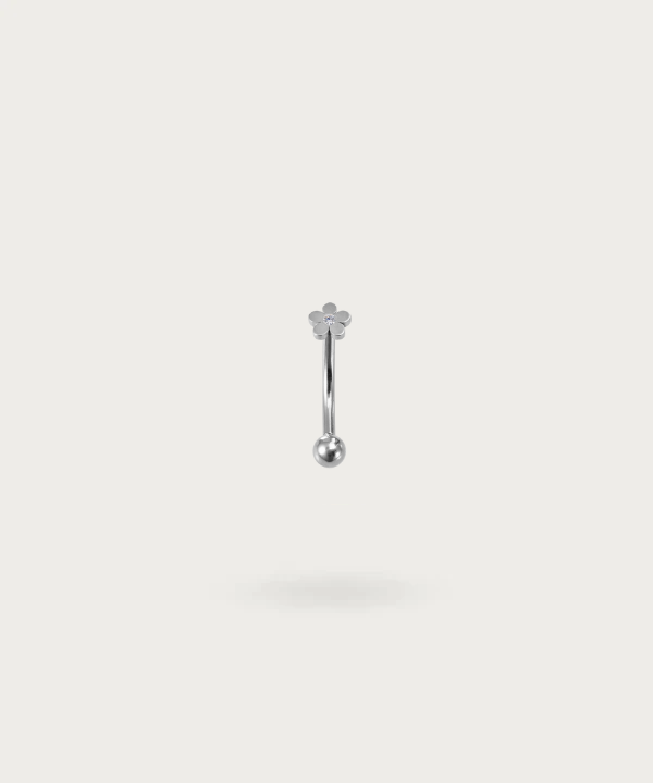 piercing para el rook con una flor