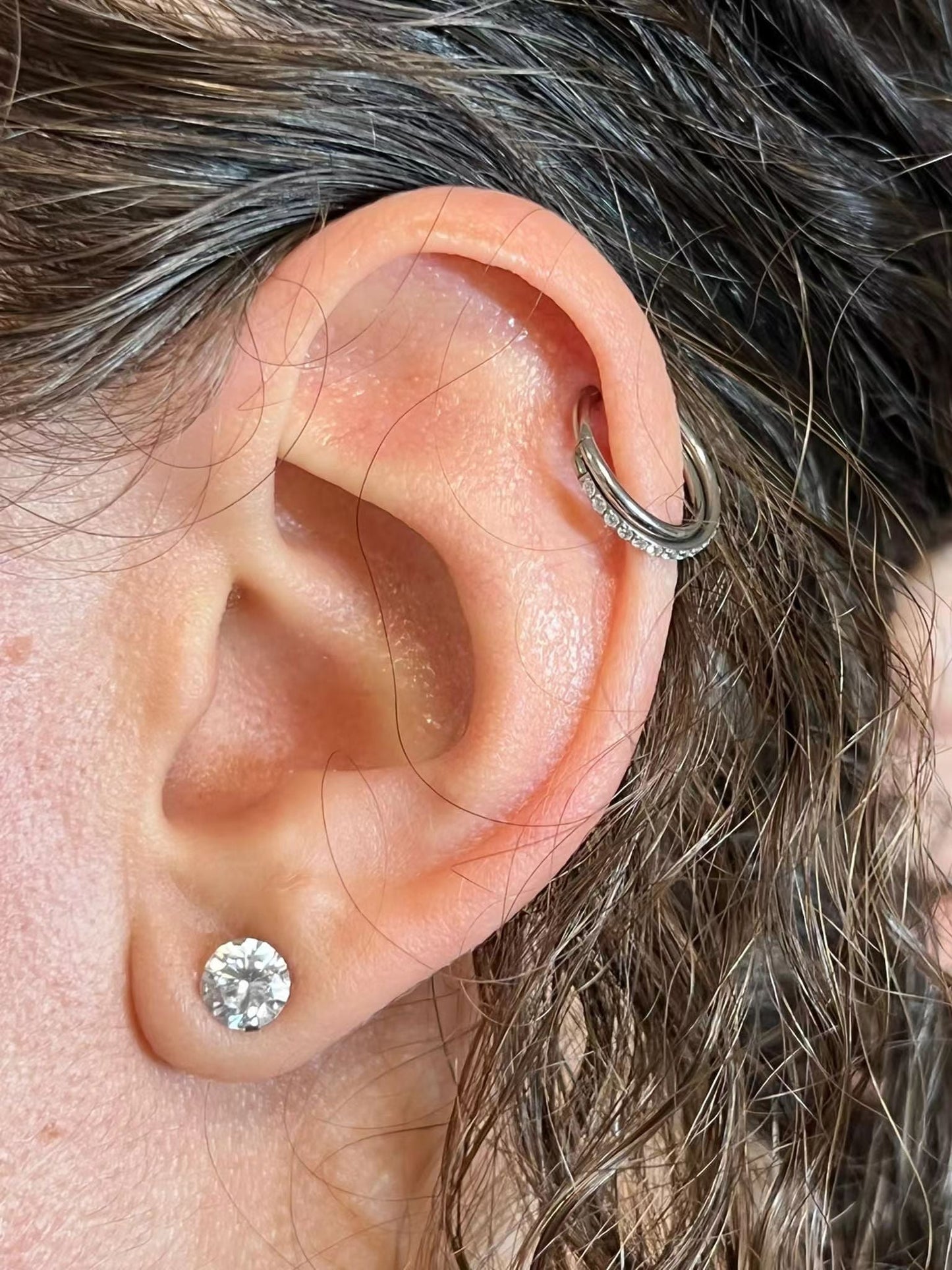 mujer con piercing de titanio daith