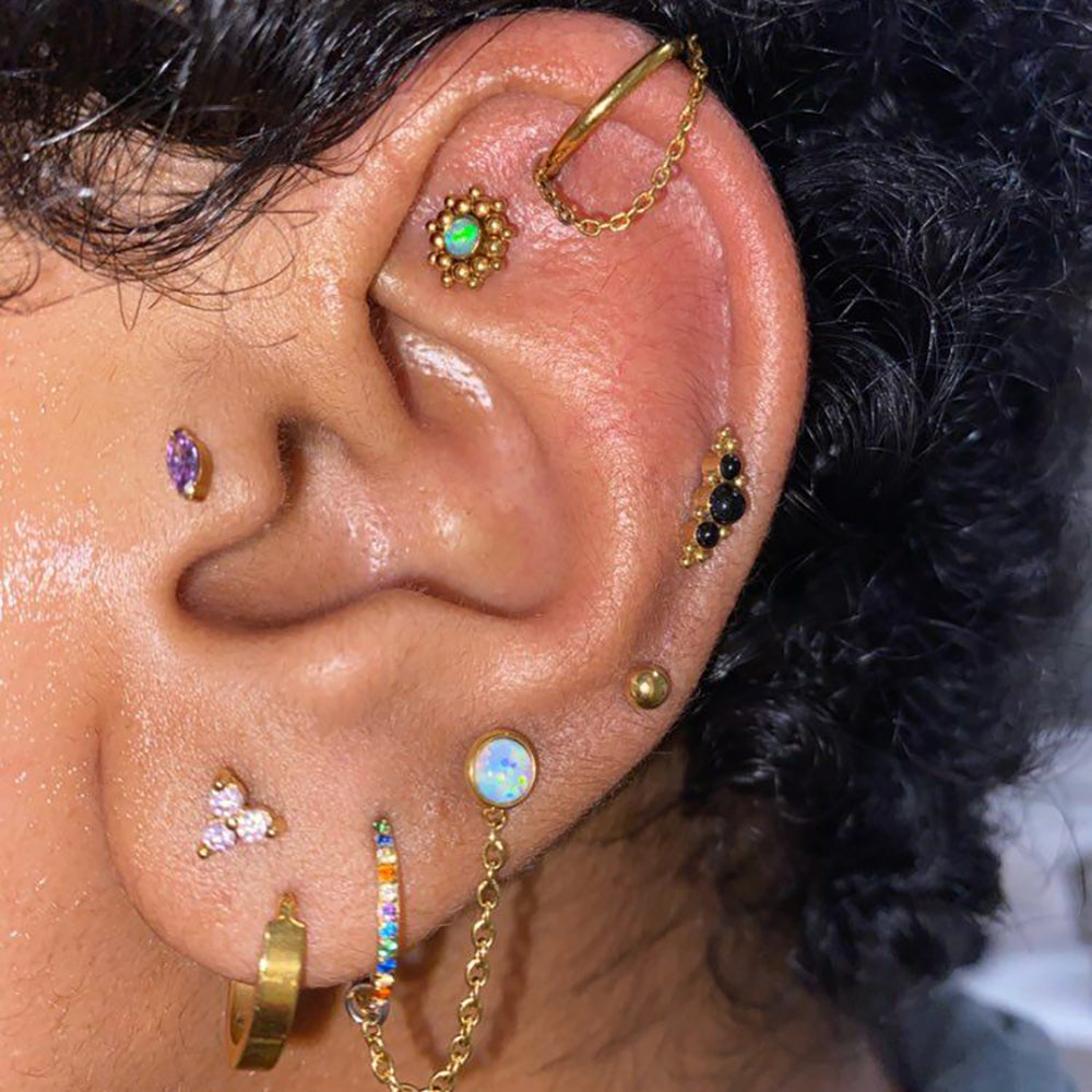 mujer piercing aro roquero titanio daith