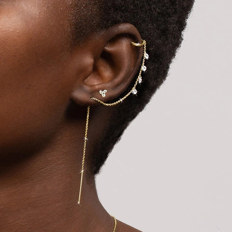 una mujer con el piercing de cadena largo Mila
