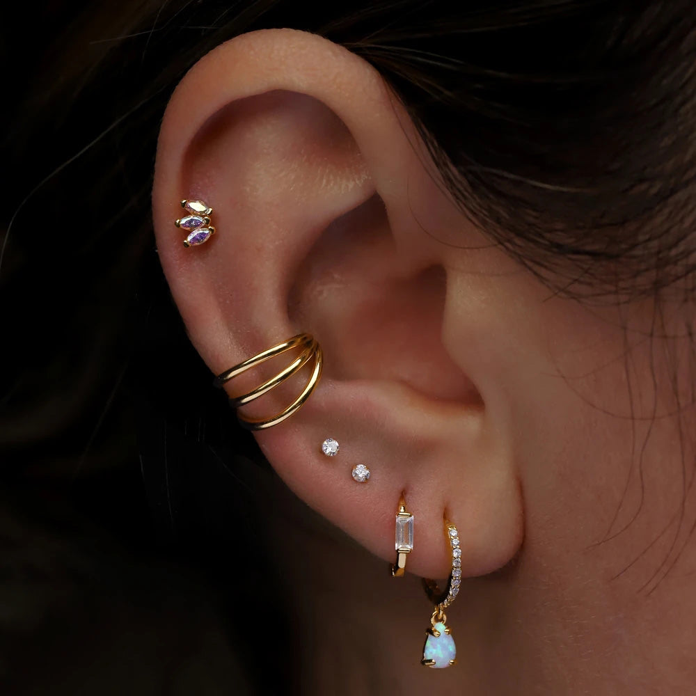 piercing con tres aros de oro mujer
