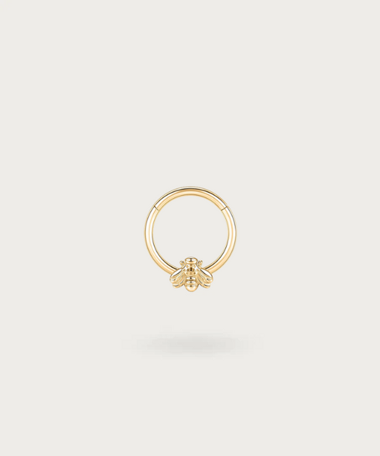 piercing con una abeja in forma de aro