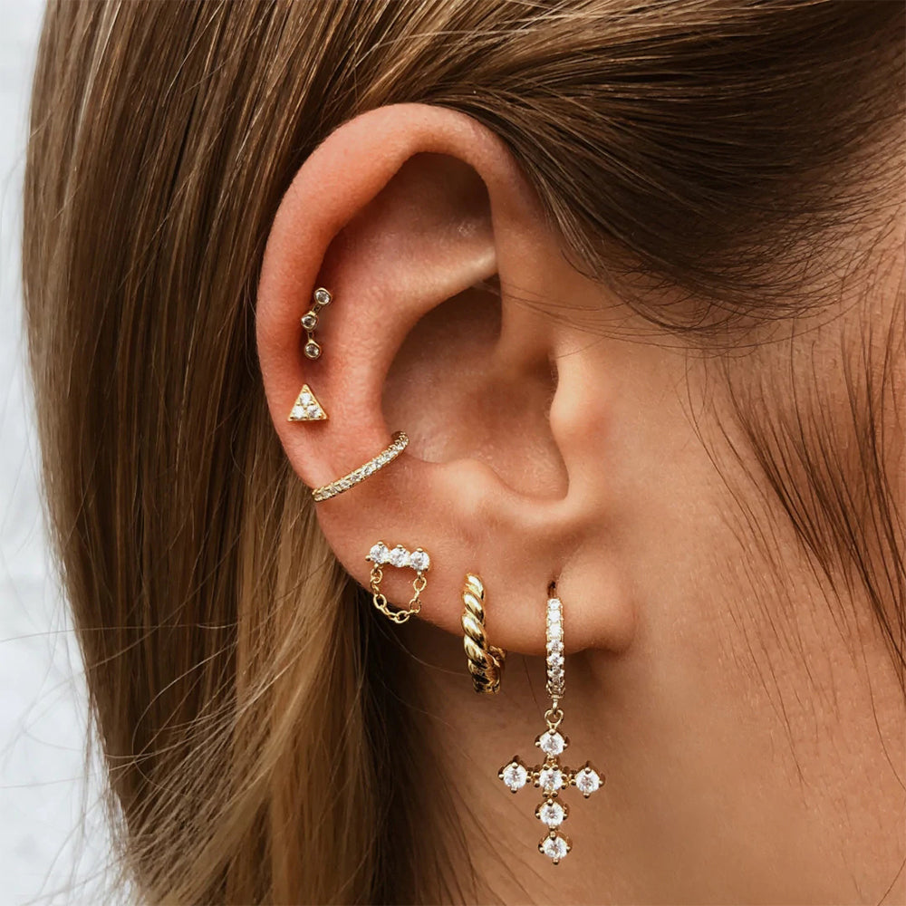 piercing oreja mujer en forma de triangulo