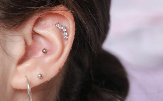 mujer con piercing conch