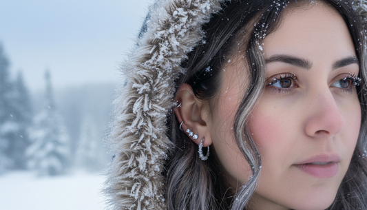 mujer con piercings en las orejas en invierno