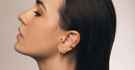 mujer con piercings en la oreja