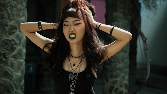Mujer extravagante con piercings en las orejas