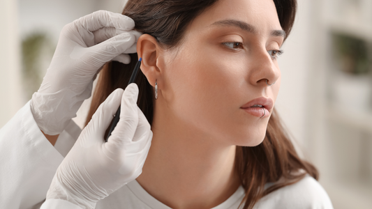 Mujer llevando un piercing en forma de aro