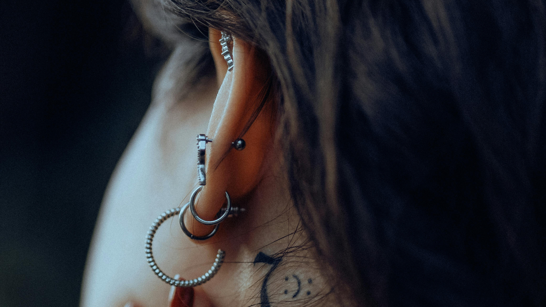 mujer con diferentes piercings en la oreja