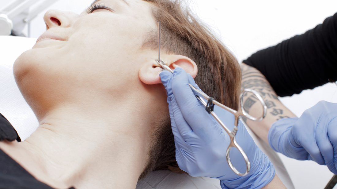 Mujer en el estudio del piercer