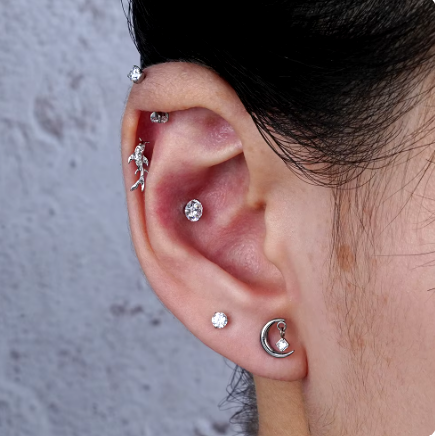 Mujer luciendo el piercing Luna con circonita.

