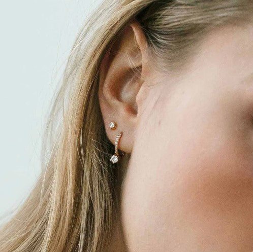 piercing en forma de aro con circonitas y una gran circonita llevado en una mujer