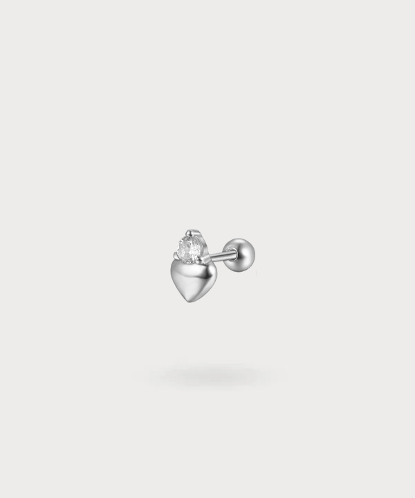 Maya, un pendiente flat de corazón en plata con circonio en la parte superior del corazón para un diseño atemporal.

