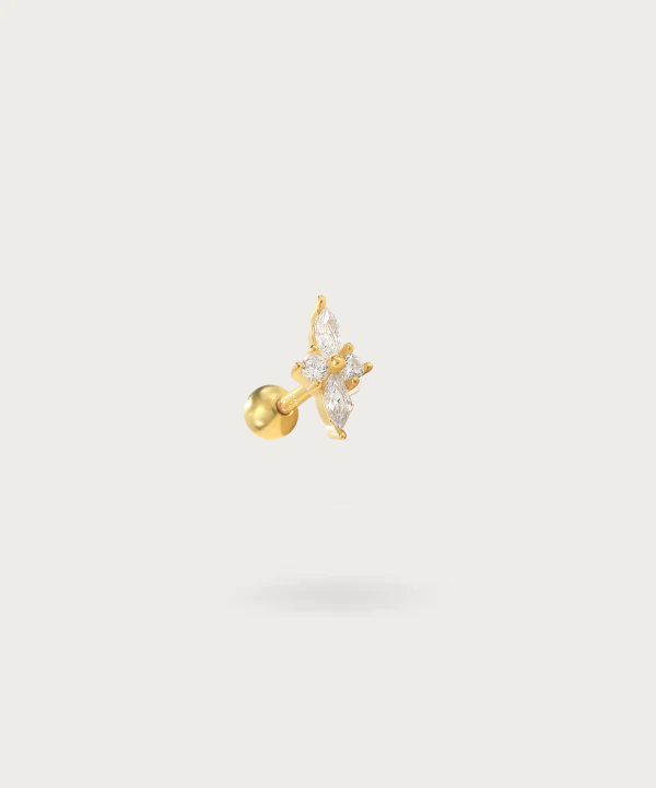piercing de oreja dorado en oro