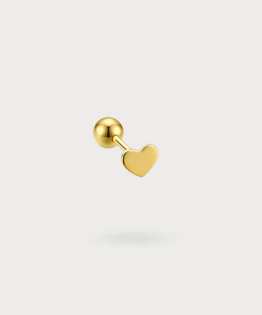 Carlota: un piercing conch en forma de corazón que simboliza amor y elegancia