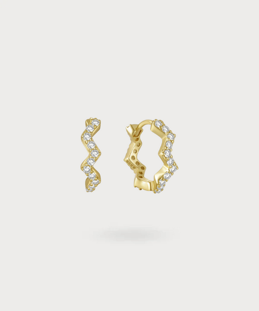 Ilumina tu estilo con los aros de circonita Ileana, disponibles en oro o plata.