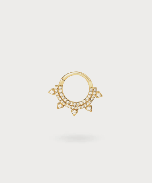 Piercing Daith Alaia en oro, donde cada detalle irradia elegancia