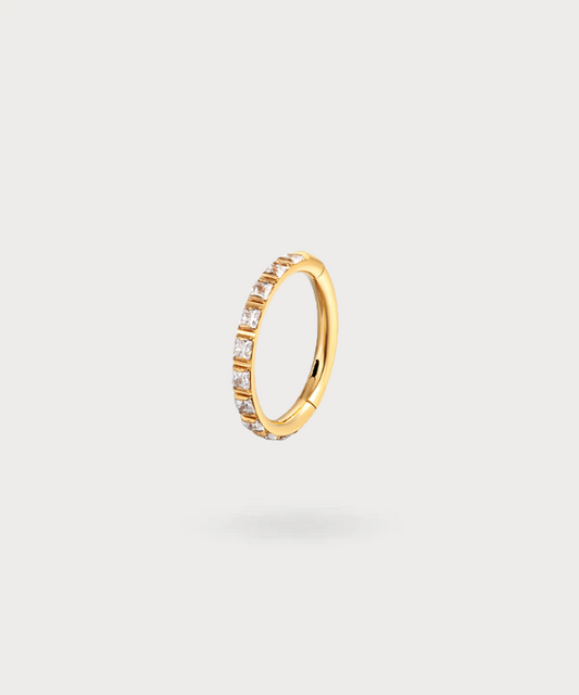 Piercing Andrea de titanio, un anillo luminoso adornado con circonitas cuadradas