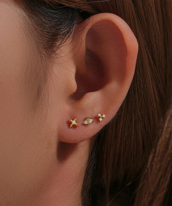 Piercing tragus Adrianna, donde la naturaleza se encuentra con el lujo con pétalos dorados y circonitas.