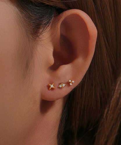 Piercing tragus Adrianna, donde la naturaleza se encuentra con el lujo con pétalos dorados y circonitas.