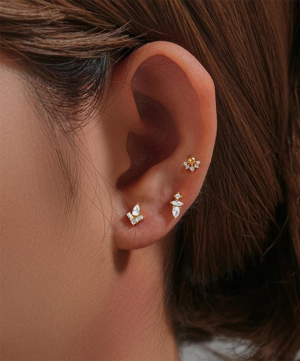 Ariadni, un piercing tragus que combina sofisticación y brillo con sus circonitas meticulosamente dispuestas.