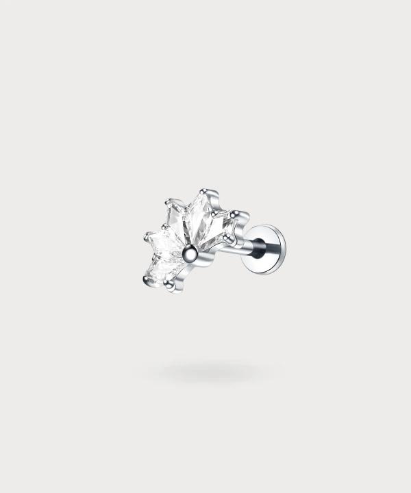 El piercing hélix Candela en titanio con zirconias evoca la belleza de una flor de loto en plena floración.