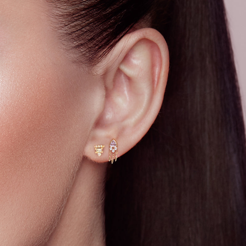 El Piercing de Oreja Bohemio Marika puesto, demostrando su atractivo visual en la oreja de color lila.