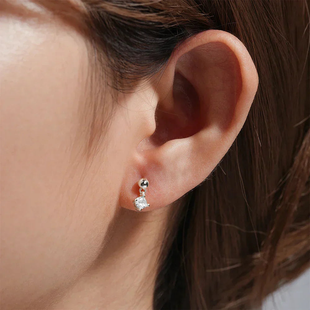 La elegancia del zircón en el piercing tragus Arina