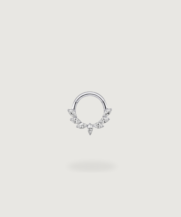 Piercing aro Adoración en titanio plata, adornado con circonitas brillantes.