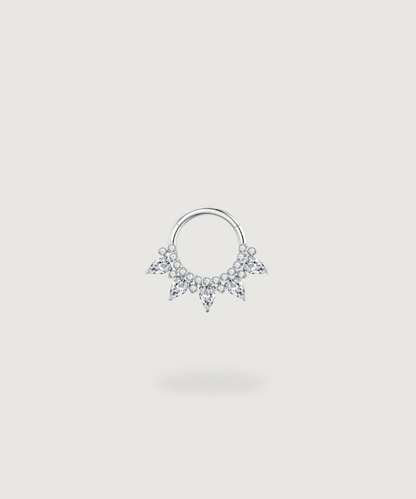 Elegante diseño de aro del Piercing Daith Aitana en titanio
