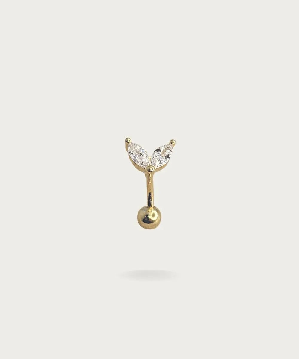 Piercing elegante para anti-hélix de oro con diseño de flores