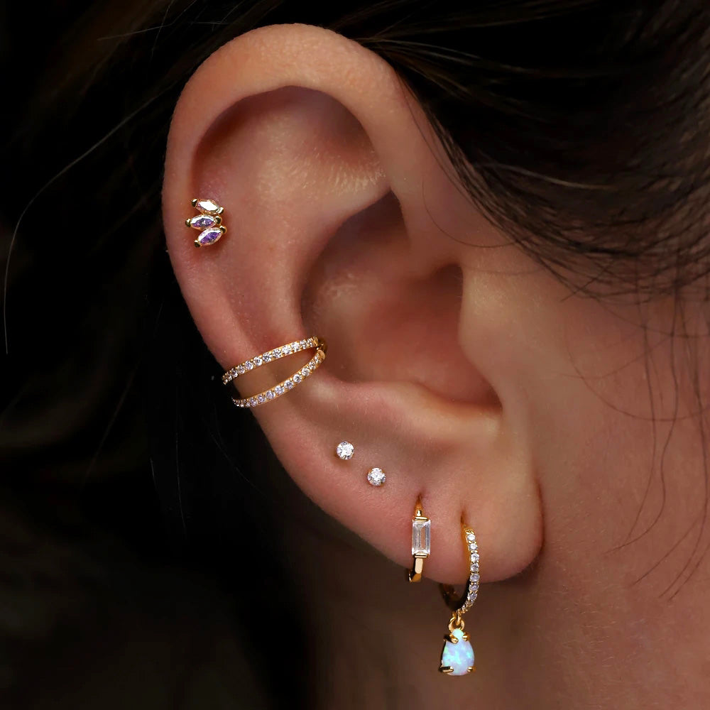 piercing oreja mujer con joyas de oro