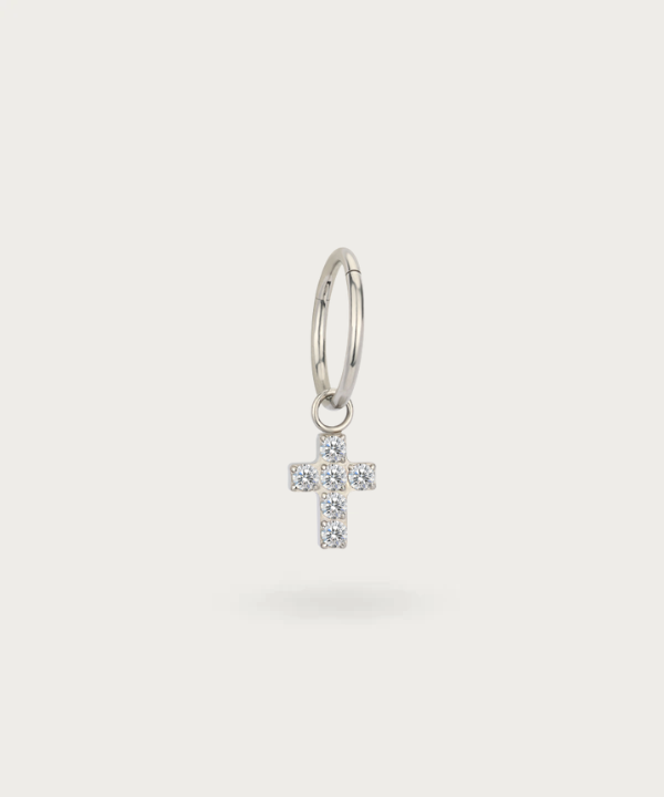 El piercing con cruz Alejandra, durabilidad y resistencia en una joya