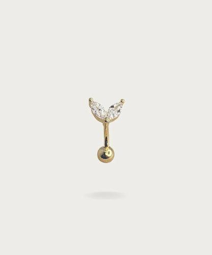 Piercing elegante para rook de oro con diseño de flores