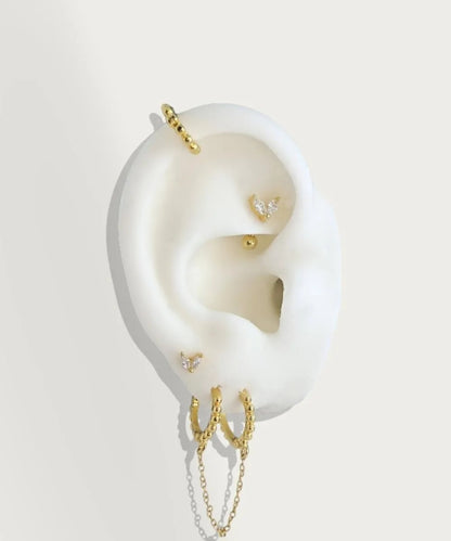 piercing oreja con un diseño de flores